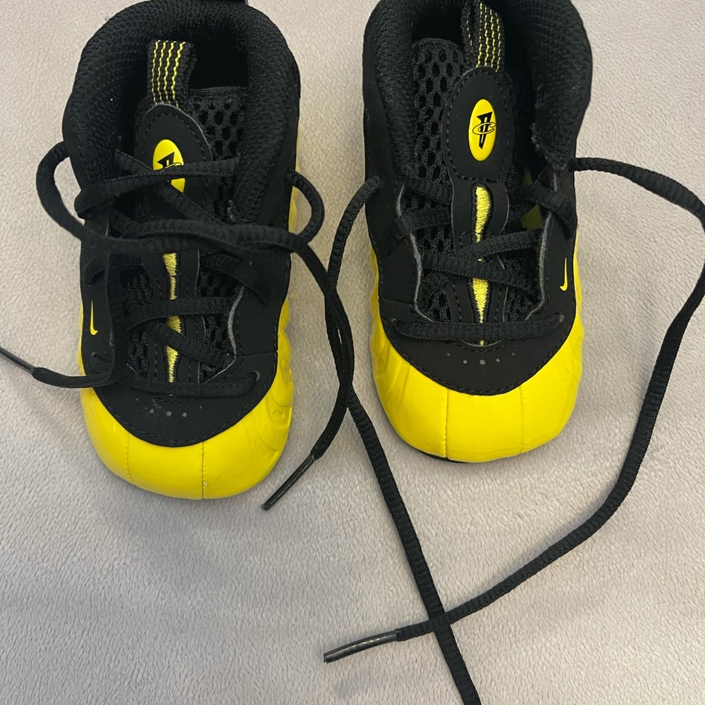 Yellow and Black foam posits 1 size 4